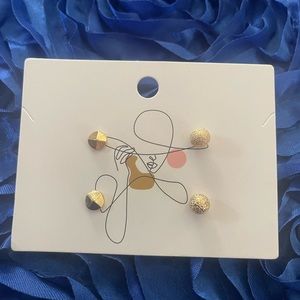 Set of gold tone stud earrings